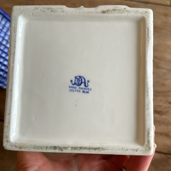 Blue Delft hand painted jar with lid - Picture 9 of 13